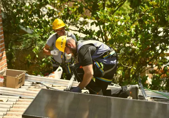 Imagen de dos instaladores de Sotysolar haciendo un montaje